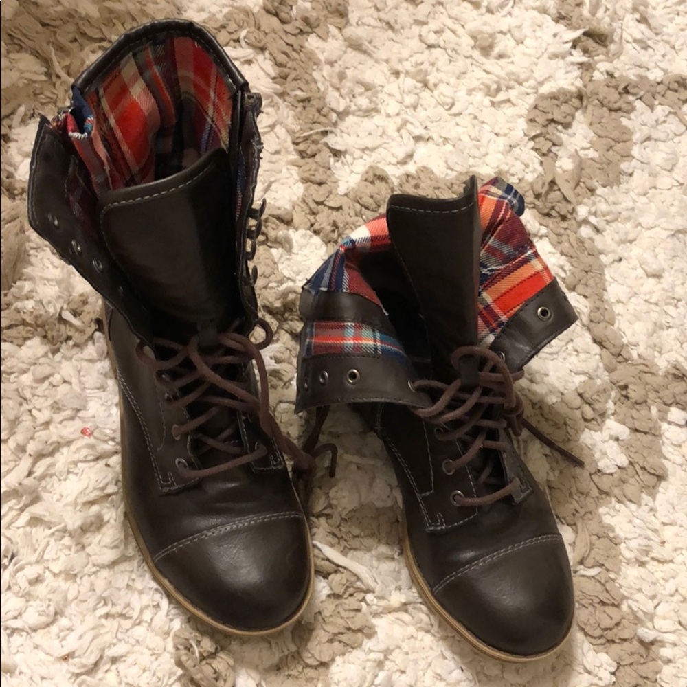 Combat boots